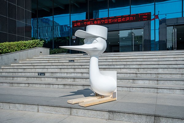 Custom Stainless Steel Cartoon Bird Sculpture – Playful Art for Family & Public Spaces